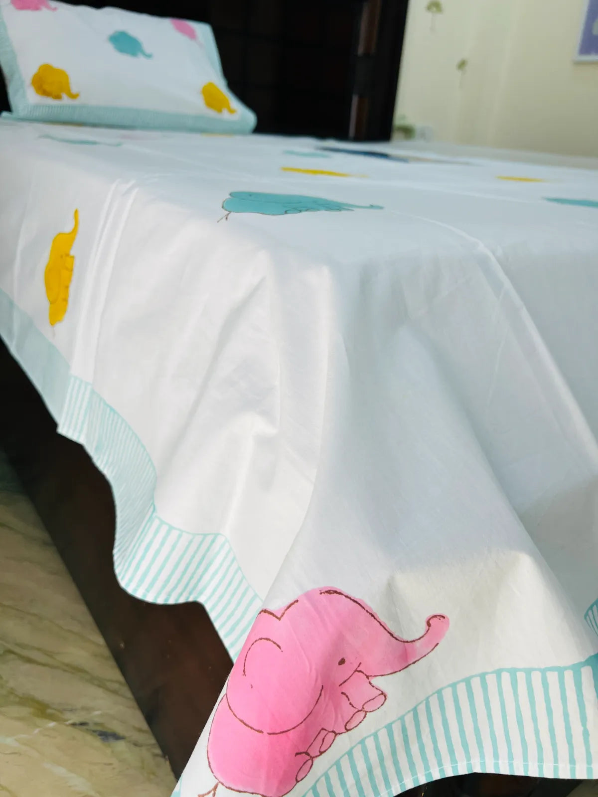Kids cotton bedsheet with elephant print and pillow cover