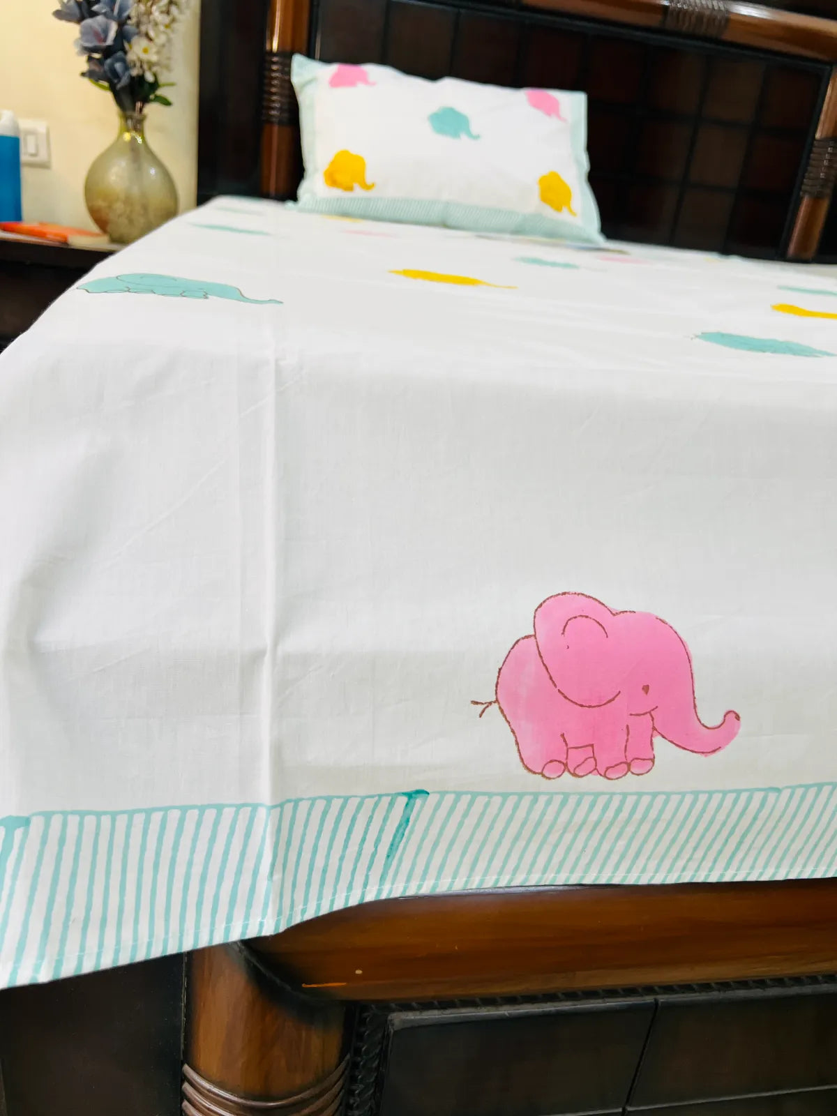 Kids cotton bedsheet with elephant print and pillow cover