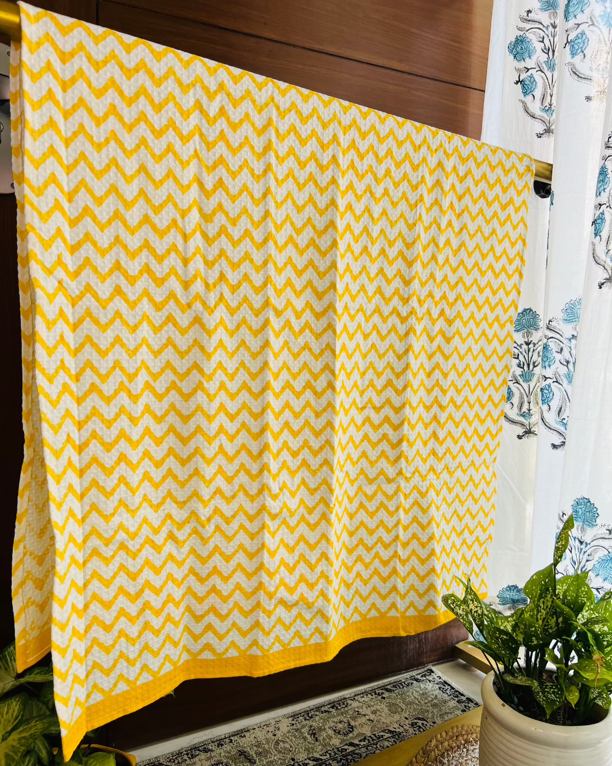 Sunlit waves Bath Towel