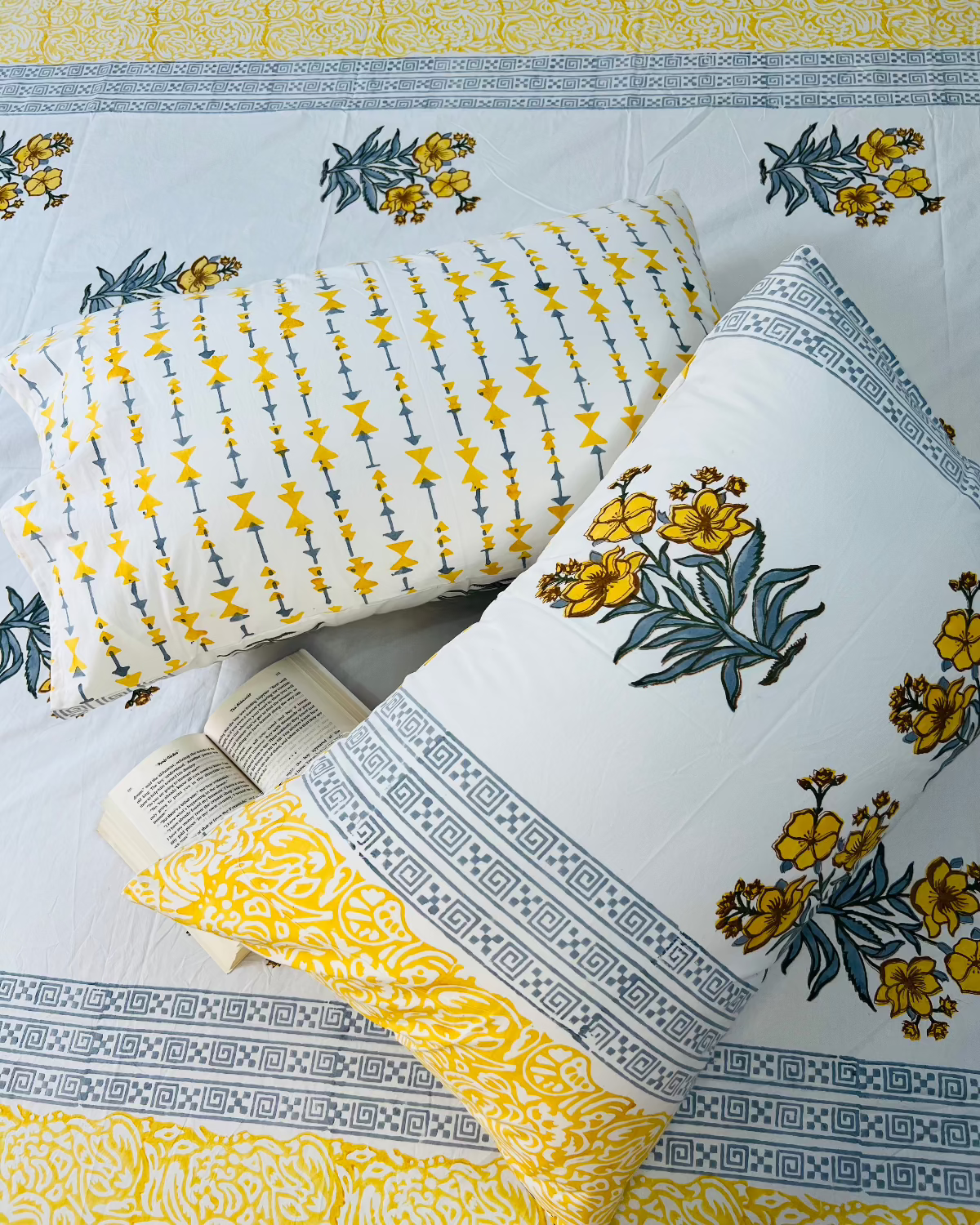 Peela Phool Motif Cotton Bedsheet Set