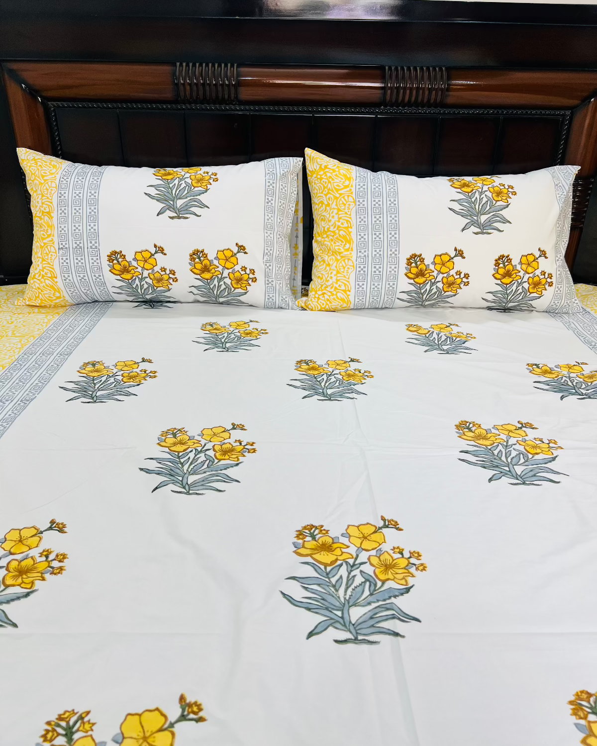 Peela Phool Motif Cotton Bedsheet Set