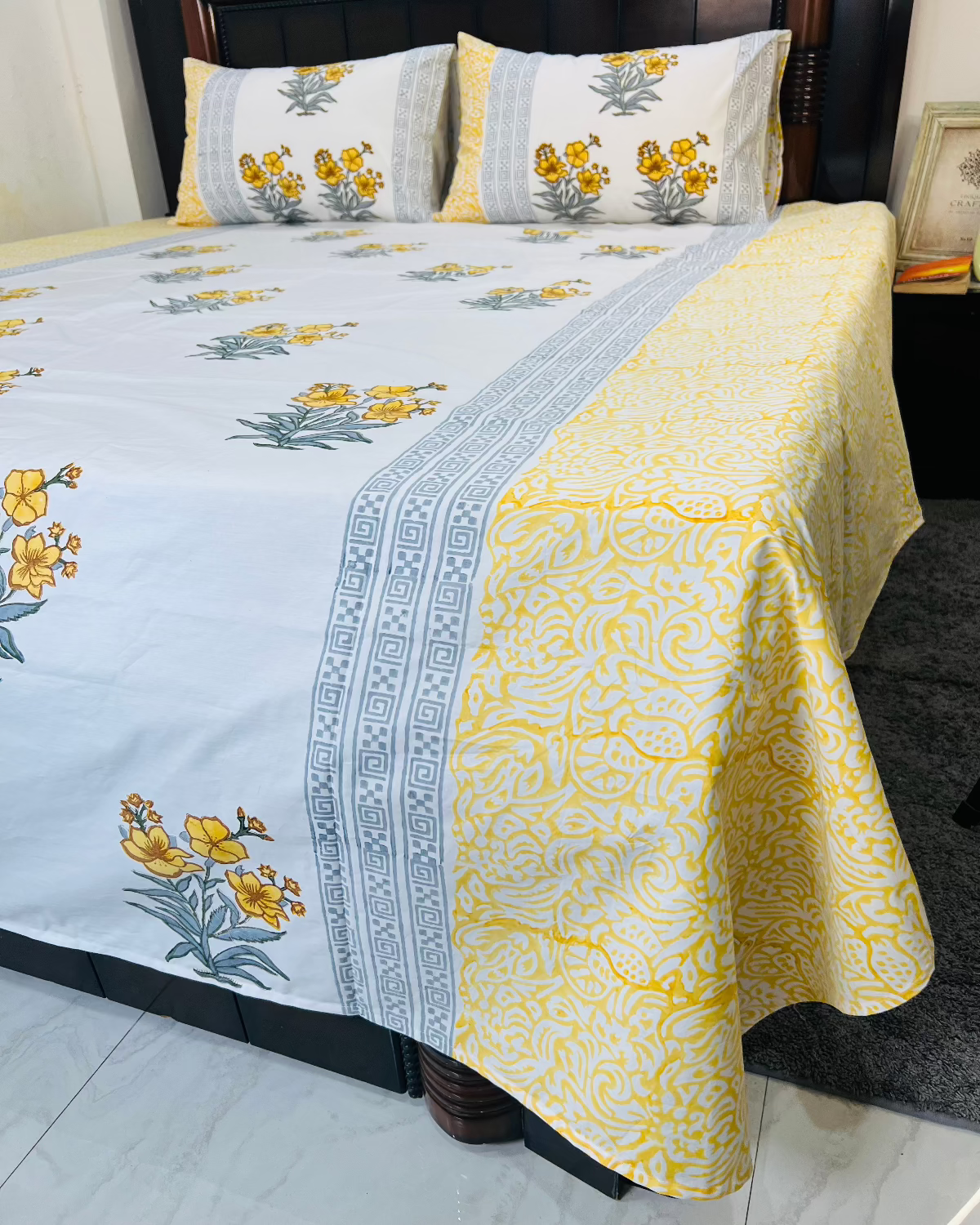 Peela Phool Motif Cotton Bedsheet Set