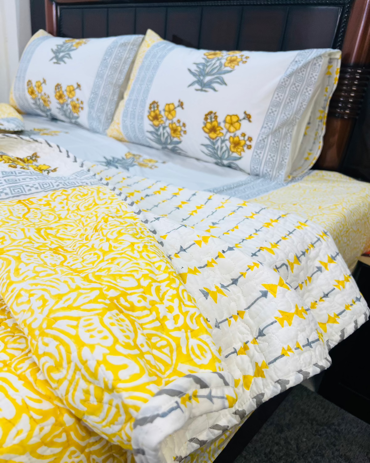 Peela Phool Motif Bedcover Bedding Set