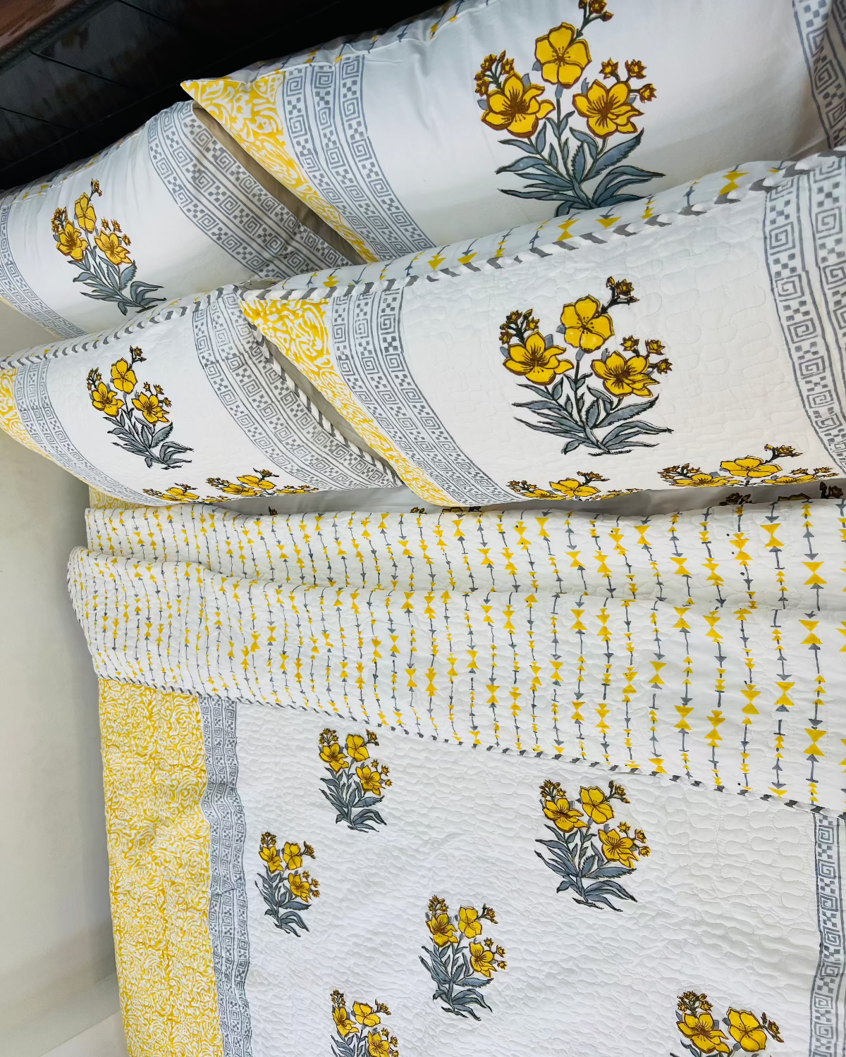 Peela Phool Motif Bedcover Bedding Set