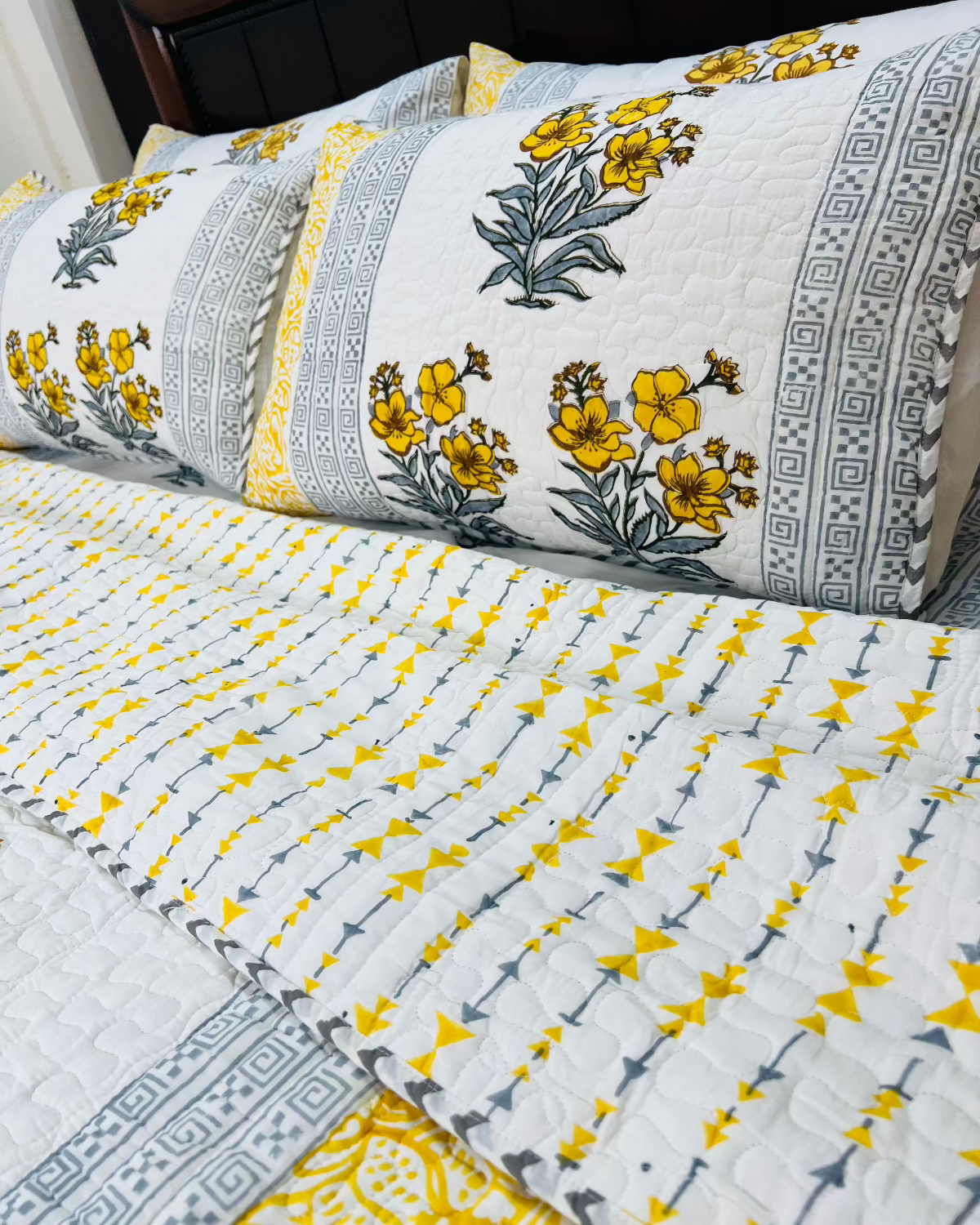 Peela Phool Motif Bedcover Bedding Set