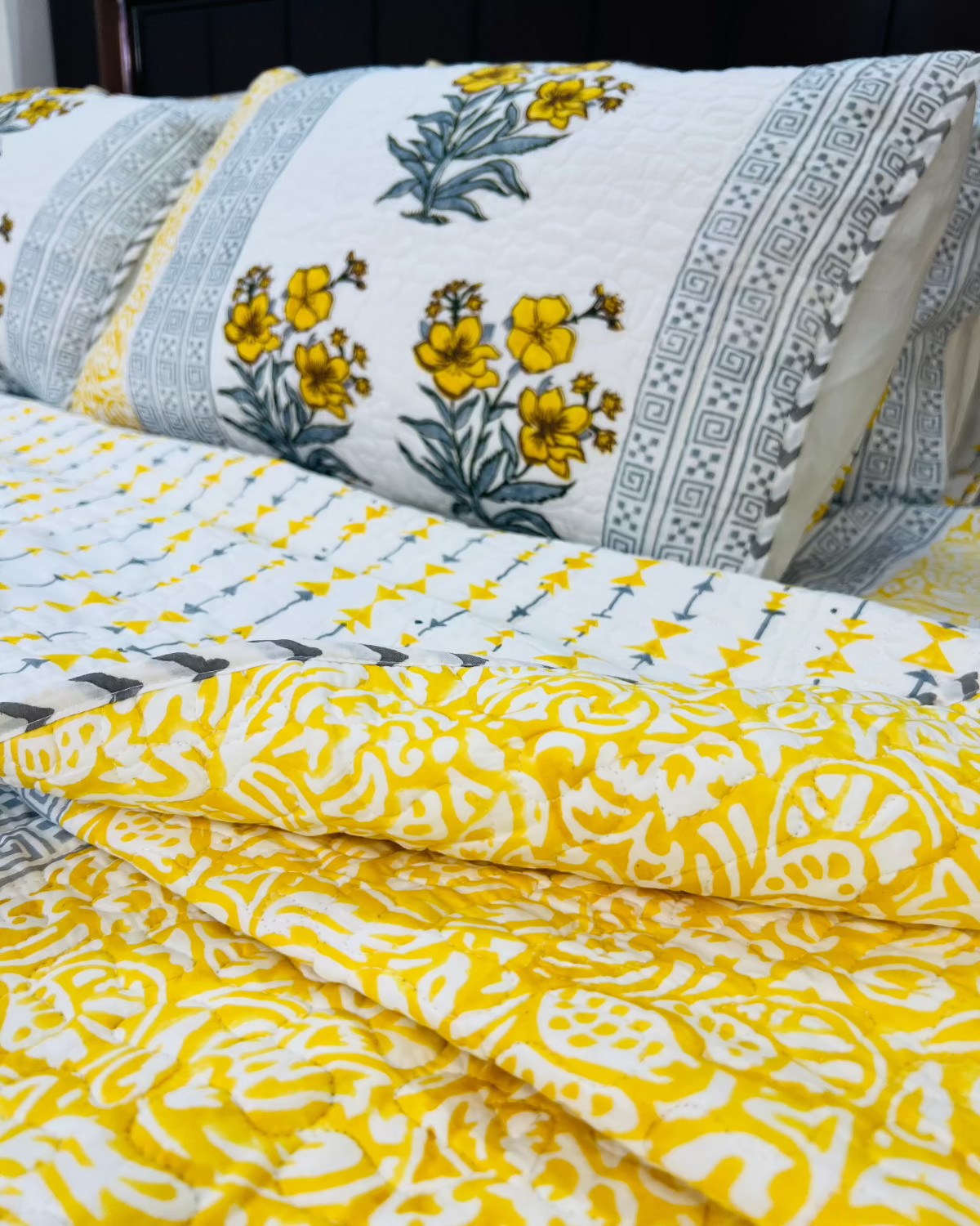 Peela Phool Motif Bedcover Bedding Set